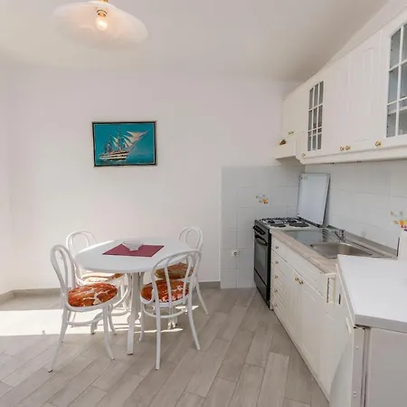 Nensi Apartment Primosten